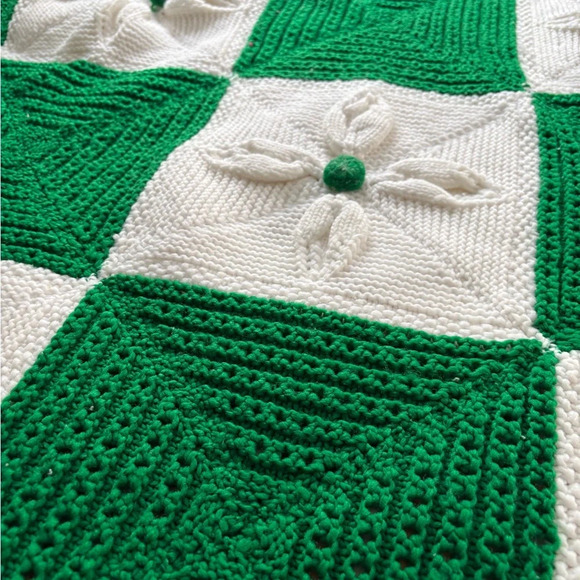 Vintage Crocheted Afghan/Throw/bedspread - Picture 2 of 5